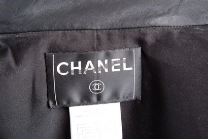 CHANEL Collection Prêt-à-porter Automne / Hiver 2007
Tailleur en cuir noir gansé...