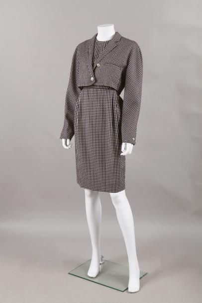Gianni VERSACE circa 1980 Robe en lainage à carreaux noirs, gris sur fond blanc,...