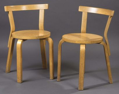 Alvar Aalto (1898-1976) Paire de chaises modèle «68» en bouleau contreplaqué moulé
Édition...