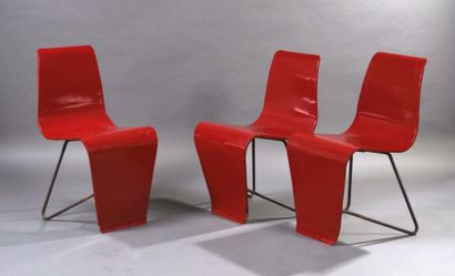 André BLOC (1896-1966) Chaise modèle «Bellevue» en contreplaqué moulé laqué rouge,...