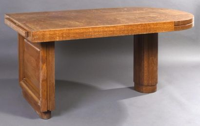 CHARLES DUDOUYT (1885-1946) Bureau en chêne, plateau semi-circulaire reposant sur...