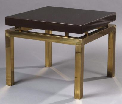 Maison JANSEN Table basse, plateau carré en bois laqué noir, piètement en métal doré
Hauteur...