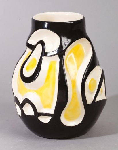 Roland BRICE (1911-1989) Vase en céramique émaillée jaune, noir et blanc
Signé
Hauteur...