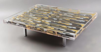 Fernandez ARMAN (1928-2005) Table Keruan, 2004
Plexiglas, acier et flacons de vernis.
Signé...