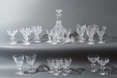 BACCARAT Partie de service de verres à pied en cristal taillé, modèle «Harcourt»...