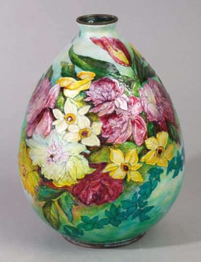 Camille FAURÉ (1874-1956) Vase ovoïde en cuivre sur talon à décor émaillé de fleurs
Signé
Hauteur...