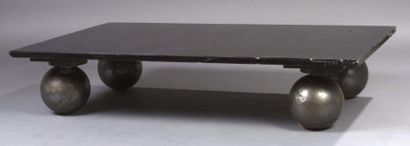 TRAVAIL MODERNISTE Table basse de forme rectangulaire, plateau en verre opalin noir...