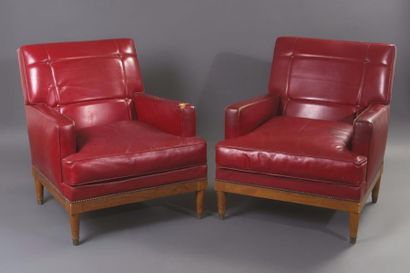 Maison JANSEN Paire de fauteuils de style Louis XVI garni de cuir rouge, reposant...