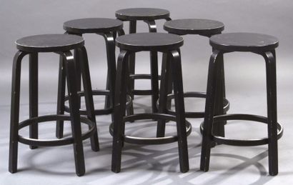 Alvar Aalto (1898-1976) Suite de six tabourets de bar en bois laqué noir
Édition...