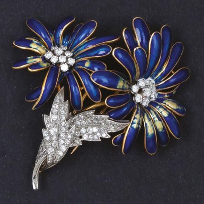 BOUCHERON Broche «Fleurs» en jaune et or gris émaillé bleu ornée de diamants taillés...