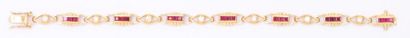 null Bracelet articulé en or jaune orné de rubis calibrés alternés de diamants taillés...