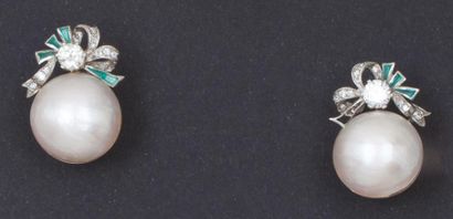 null Paire de boucles d'oreilles «Noeuds» en or gris ornées chacune d'une perle mabé...