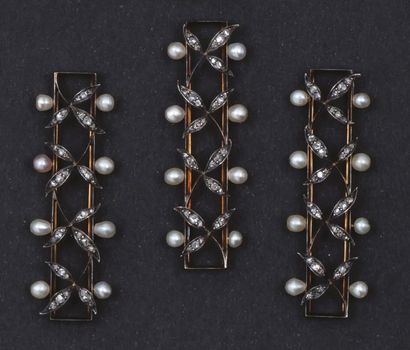 null Trois motifs en or et argent ajouré à décor feuillagé ornés de diamants taillés...