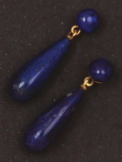 null Lot de deux paires de boucles d'oreilles en or jaune ornées de lapis-lazuli...