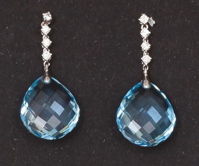 null Paire de pendants d'oreilles ornés chacun de quatre diamants taillés en brillant...