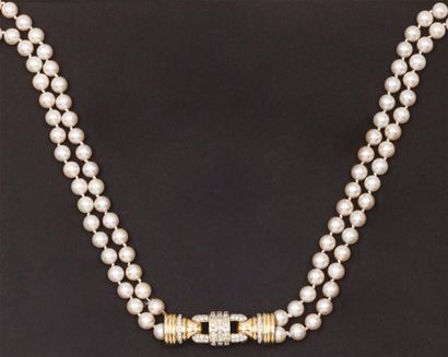 null Long double rangs de perles de culture japonaises
Akoia. Important fermoir en...