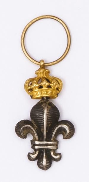 null Pendentif «Fleur de Lys «argent surmonté d'une couronne en or jaune. P. 0,8...