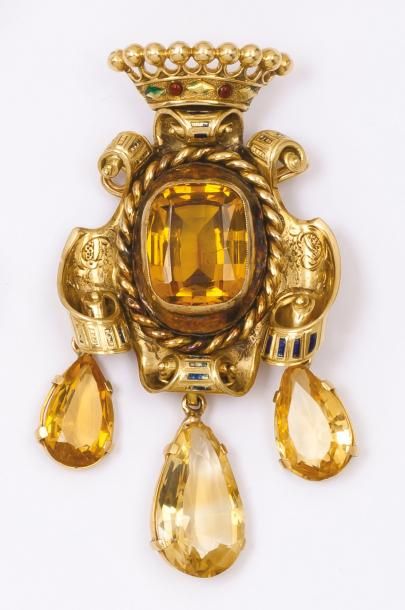 null Broche en or jaune ornée d'une citrine centrale surmontée d'une couronne retenant...