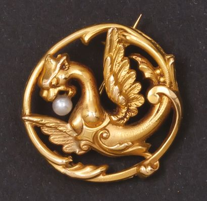 null Broche «Chimère» en or jaune ajouré ornée d'une perle.
Epoque Napoléon III....