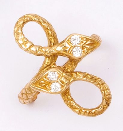 null Bague «Serpent» en or jaune ciselé ornée de quatre diamants taillés en brillant....