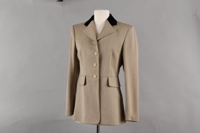 HERMES Paris 
Veste cavalière en whipcord beige, col châle cranté dont une partie...