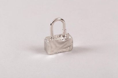 HERMÈS Paris made in France *Porte clefs en métal argenté palladié figurant un sac...