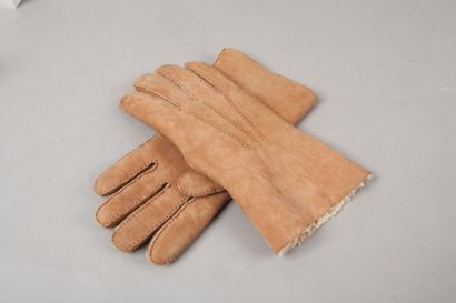HERMES Paris *Paire de gants en envers daim sable et Mouton ivoire. T. 8 1 / 2. Bon...