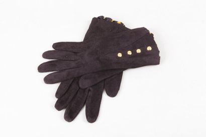 HERMÈS Paris made in France *Paire de gants en chevreau velours noir, poignets ouvrants...
