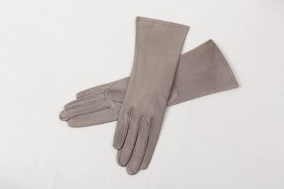 HERMES Paris *Paire de gants mi longs en cuir agneau gris souris. T. 6 1 / 2. Bon...