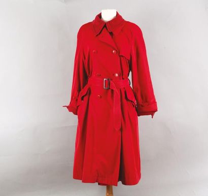 HERMÈS Paris made in France *Trench coat en Belseta rouge, col cranté, bavolet boutonné,...