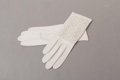 HERMÈS Paris 24 Fbg St Honoré *Paire de gants en chevreau blanc, poignets perforés...