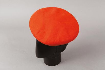 Chapeaux MOTSCH pour HERMES *Béret en lin tangerine, tour de tête en lin greige....