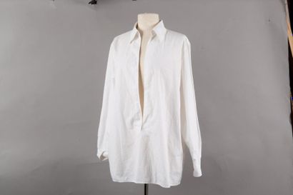HERMÈS Paris made in France 
Lot d'une blouse en popeline de coton blanc d'inspiration...
