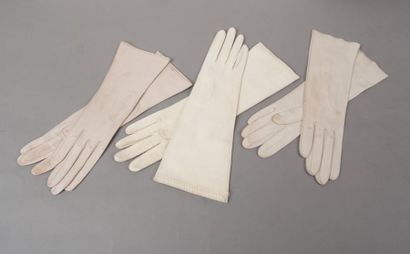 HERMÈS Paris made in France 
Lot de trois paires de gants en chevreau dans les tons...
