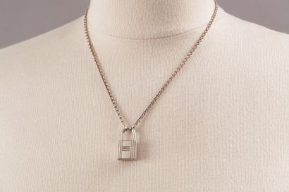 HERMES Paris *Collier chaîne en argent 925 millièmes retenant un pendentif cadenas....