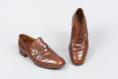 HERMES Paris made in Italy *Paire de derbies à boucles en veau marron, semelles en...