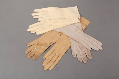 HERMÈS Paris made in France 
Lot de trois paires de gants diverses en chevreau dans...