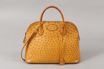 HERMES PARIS MADE IN FRANCE ANNÉE 1990 *Sac “ Bolide “ en cuir autruche gold, fermeture...