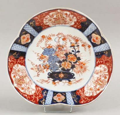 JAPON, vers 1900 
Plat à bord polylobé en porcelaine d'Imari, à décor bleu, corail...