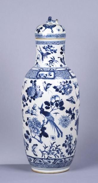 JAPON, Période MEIJI 
Grand vase balustre couvert en porcelaine bleu blanc, à décor...