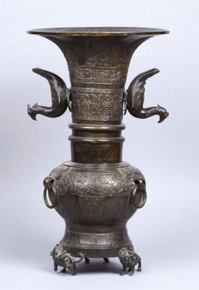 Chine, période Ming/Qing 
Grand vase de forme Gu en bronze de patine brune, reposant...