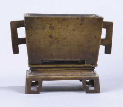 Chine, XVIII-XIXe siècle 
Brûle-parfum rectangulaire en bronze de patine brune, reposant...