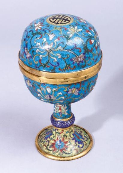 Chine, période Qianlong, XVIIIe siècle 
Coupe couverte sur piédouche en bronze doré...