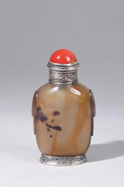 CHINE, XIXe siècle 
Flacon de tabatière de forme balustre en agate blonde, miel et...