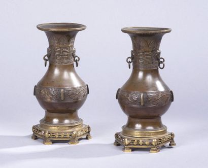 CHINE, XIXe siècle 
Paire de vases pansus à col pavillonné, en cuivre de belle patine...