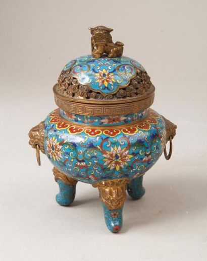 CHINE, XIXe siècle 
Brûle-parfum couvert reposant sur trois pieds crachés par des...