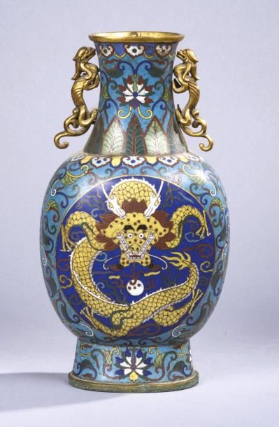 CHINE, XIXe siècle 
Vase de forme balustre en émaux cloisonnés sur bronze, à décor...