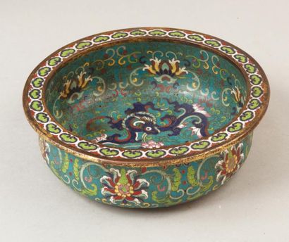 Chine, période Qing 
Petite coupe de forme circulaire en bronze et émaux cloisonnés...
