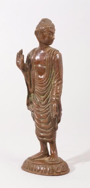 CHINE, XXe siècle 
Statuette en bronze de patine médaille, représentant un Bouddha...