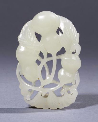 CHINE, XXe siècle 
Pendentif en jade blanc céladonné, représentant des coloquintes.
H....